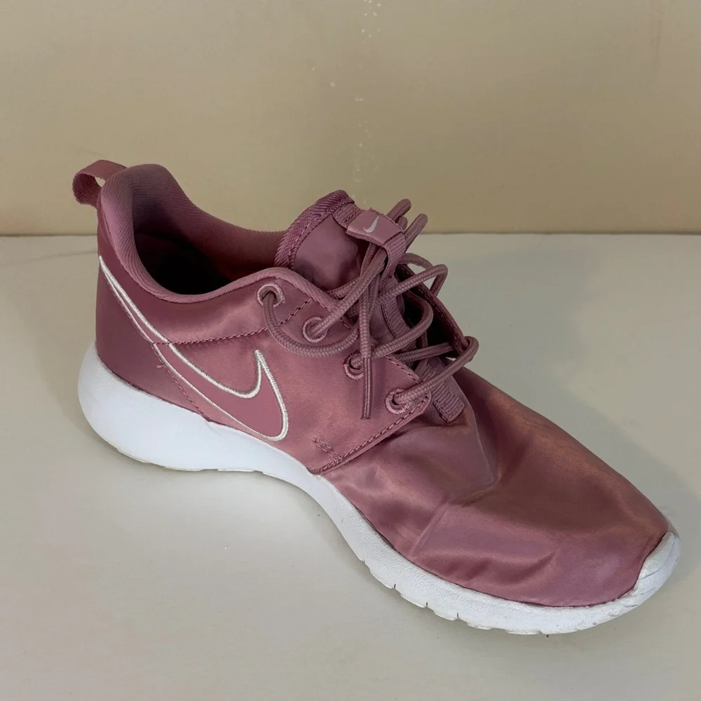 Nike Roshe One (gs) Big Kids Women’s Pink  Satin Shoes size 5Y 599729-618